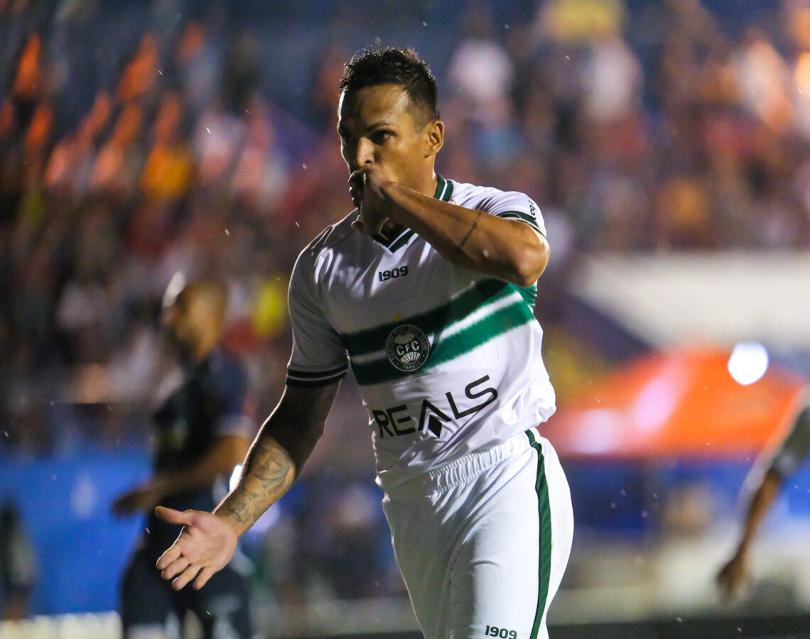 Robson comemora gol do Coritiba diante do Cianorte, pela 7ª rodada do Paranaense 1xBet 2024.