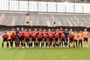 Elenco do Athletico campeão paranaense sub-20. (Foto: Gerson Ferreira / FPF)