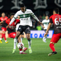 Mesmo com jogador expulso no primeiro tempo, Coxa conseguiu parar o ataque rubro-negro. FOTO: JP Pacheco/Coritiba