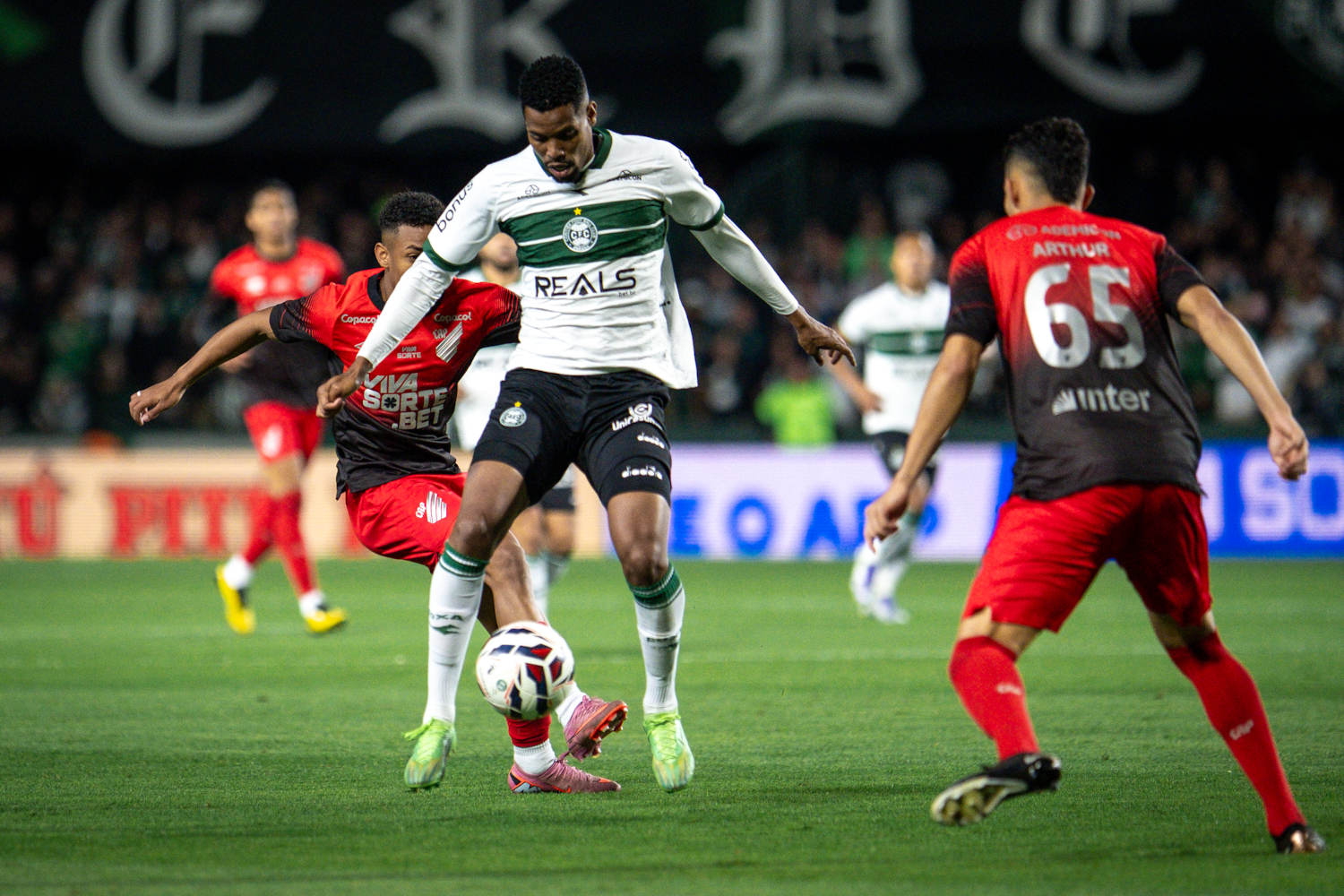 Mesmo com jogador expulso no primeiro tempo, Coxa conseguiu parar o ataque rubro-negro. FOTO: JP Pacheco/Coritiba