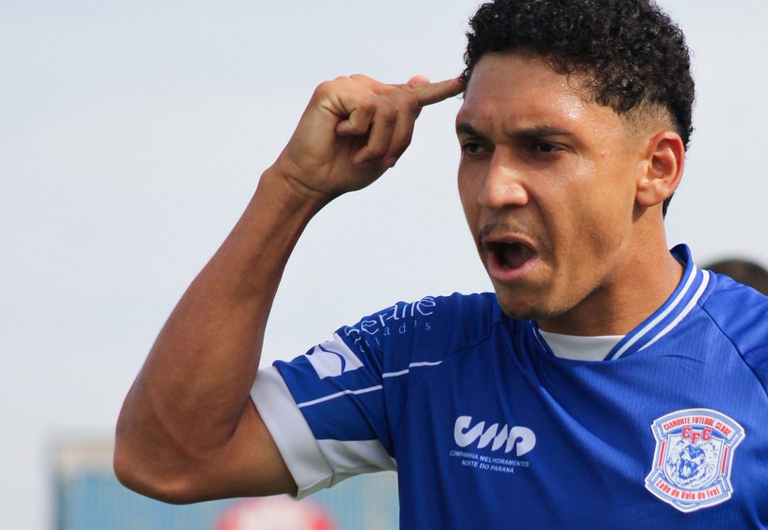 Jogador do Cianorte comemora o gol no primeiro tempo.