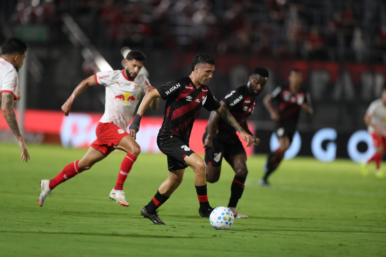 Lateral Benavídez deu a assistência para o gol rubro-negro em Bragança Paulista. FOTO: Duda Matoso / Athletico