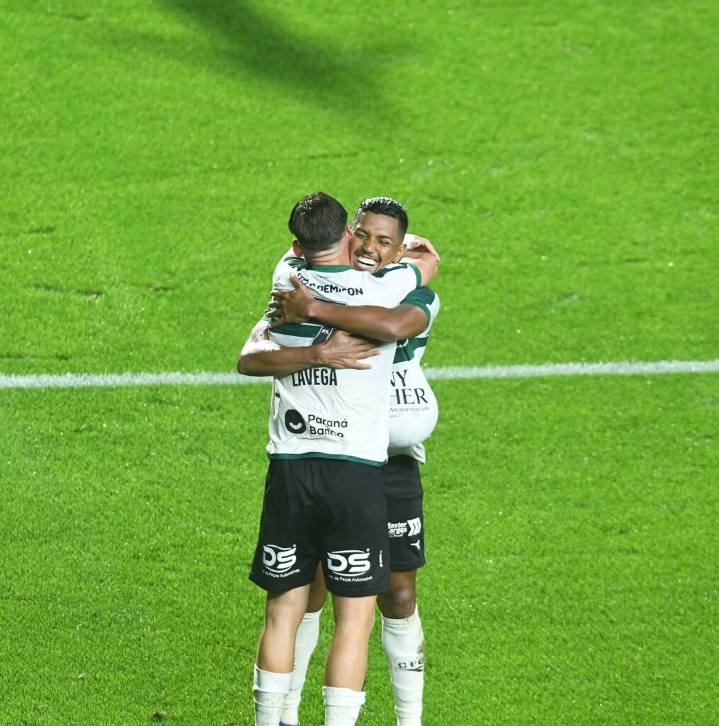 Coritiba vence a Chapecoense e se recupera no Brasileirão 2 Coritiba x Chapecoense Pedro Rocha Lavega