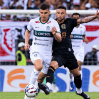 Duelo Intenso pela Bola no Estadio 1