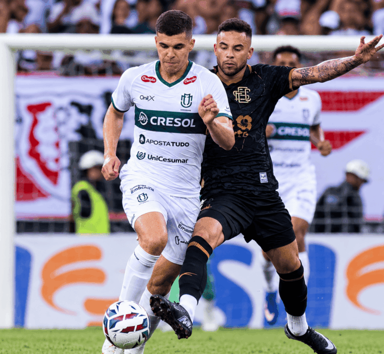 Duelo Intenso pela Bola no Estadio 1