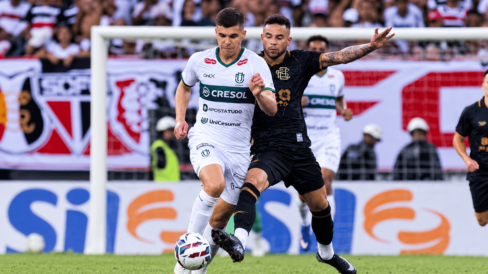 Duelo Intenso pela Bola no Estadio 1
