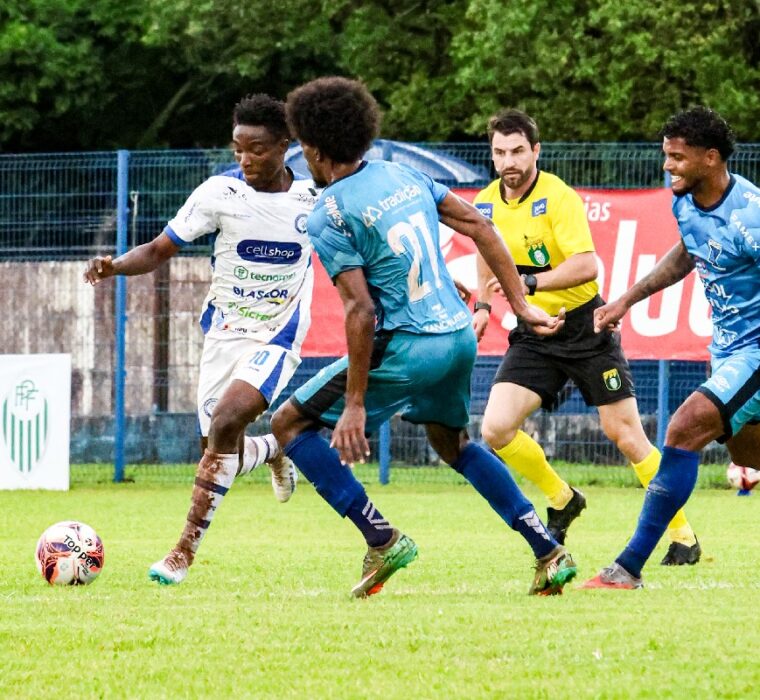 Lance de Azuriz x Foz do Iguaçu, pela Copa Paraná