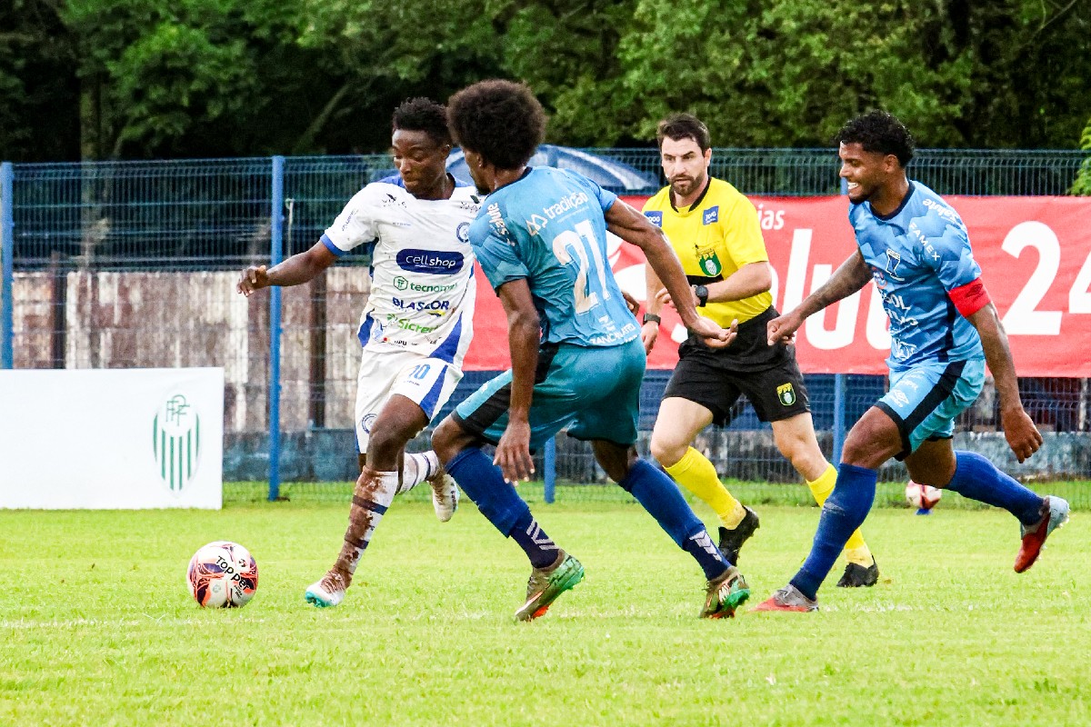 Lance de Azuriz x Foz do Iguaçu, pela Copa Paraná